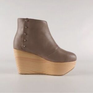 Sydney Brown Leather Fleece Lined Wooden Platforms